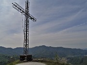 49 Alla croce di vetta del Pizzo di Spino (958 m)